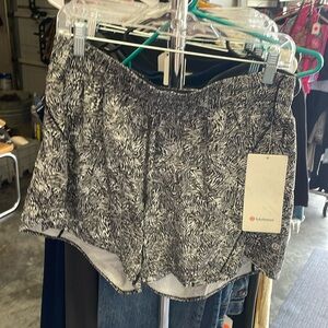 NWT Women’s Lululemon Track That 5” Lined Short Black & White Limited Pattern